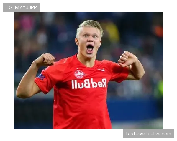 哈兰德冰箱里只放蛋白粉和冰块，连瓶可乐都嫌多余