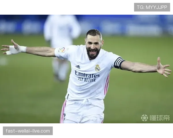 本泽马进球效率遭质疑：战术角色如何影响其得分表现？