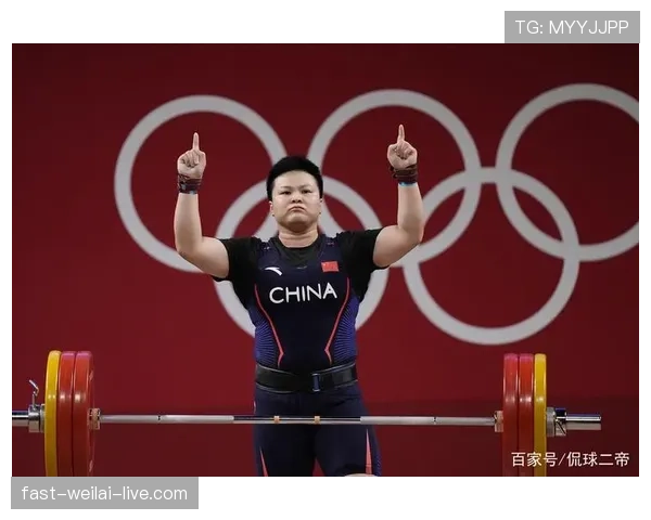 汪周雨赛后拎着几袋名牌，刷到这一幕我就开始怀疑人生