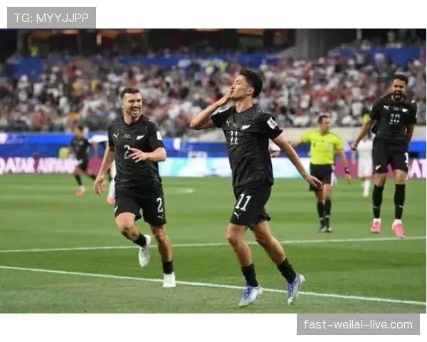 新西兰2-2伊朗后，马克斯·克罗科姆门前表现争议复盘